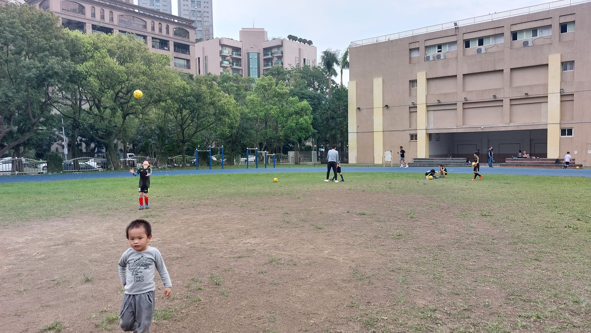 學踢足球很久
