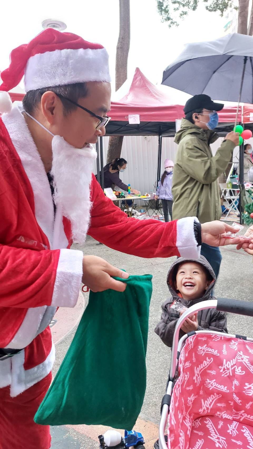 小孩擺攤二手市