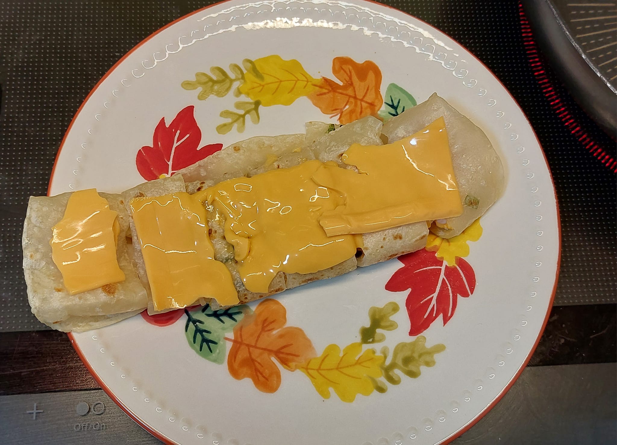 自己煎起司蛋餅給全家人當早餐吃