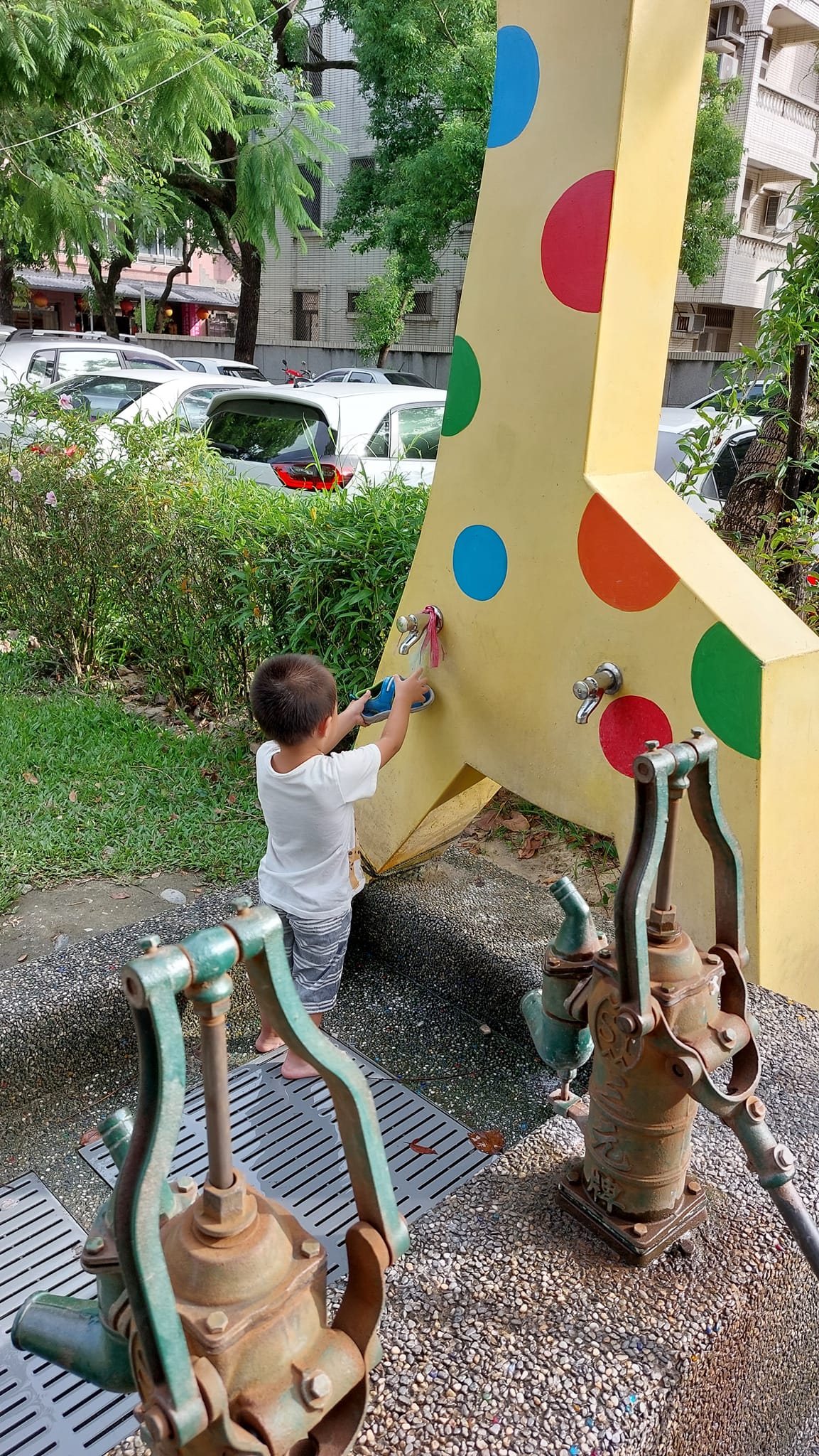 老牌的長頸鹿公園親子遊玩
